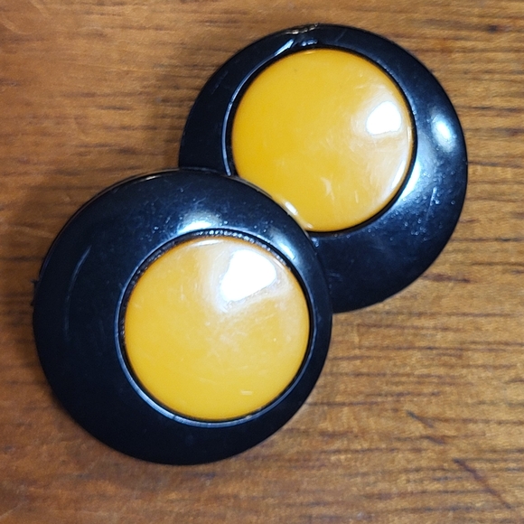 Vintage Pair of Round Mod Black and Yellow Plastic Shank Sewing Buttons - Picture 6 of 11